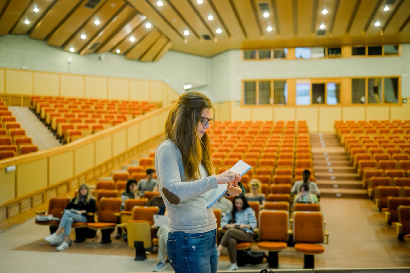 Amphithéâtre universitaire pendant un cours