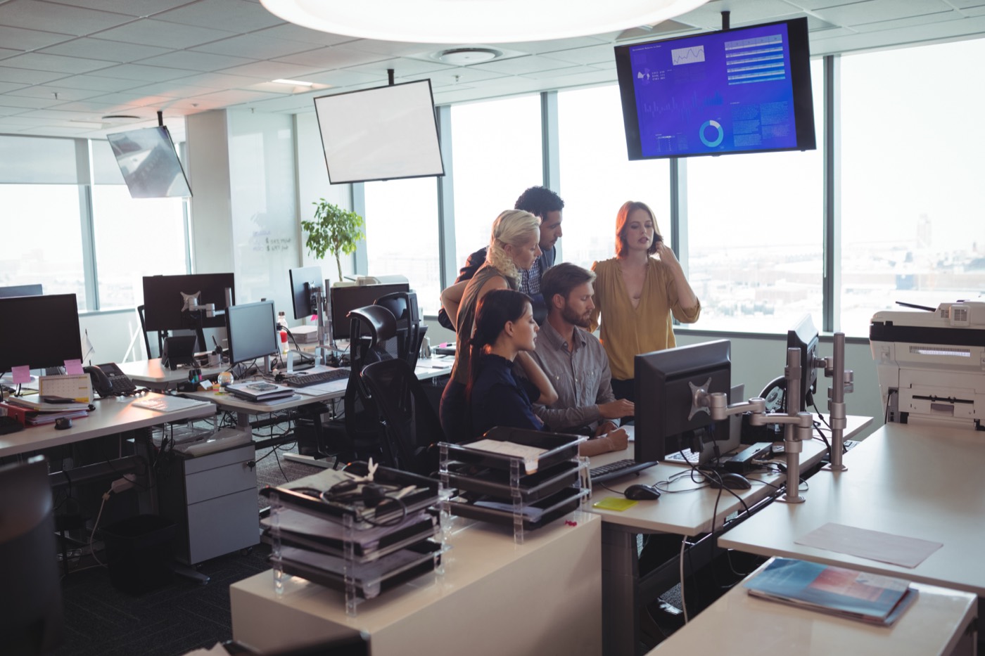 Journalistes en réunion dans une rédaction