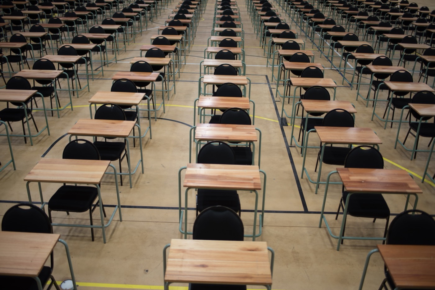 Salle d’examen, rangées de tables individuelles