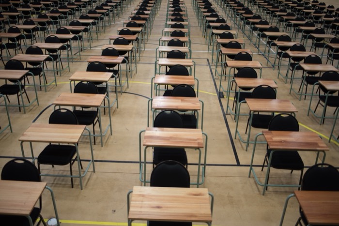 Salle d’examen, rangées de tables individuelles