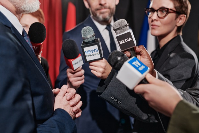 Micros tendus lors d’un point presse